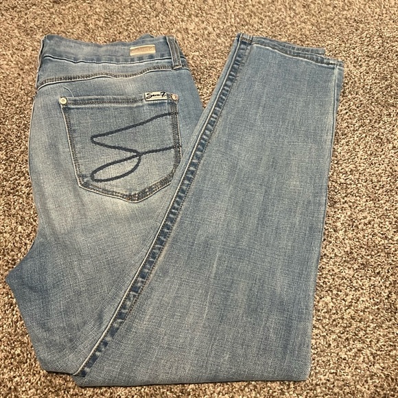 Seven7 Denim - Seven7 jeans distressed and stretchy